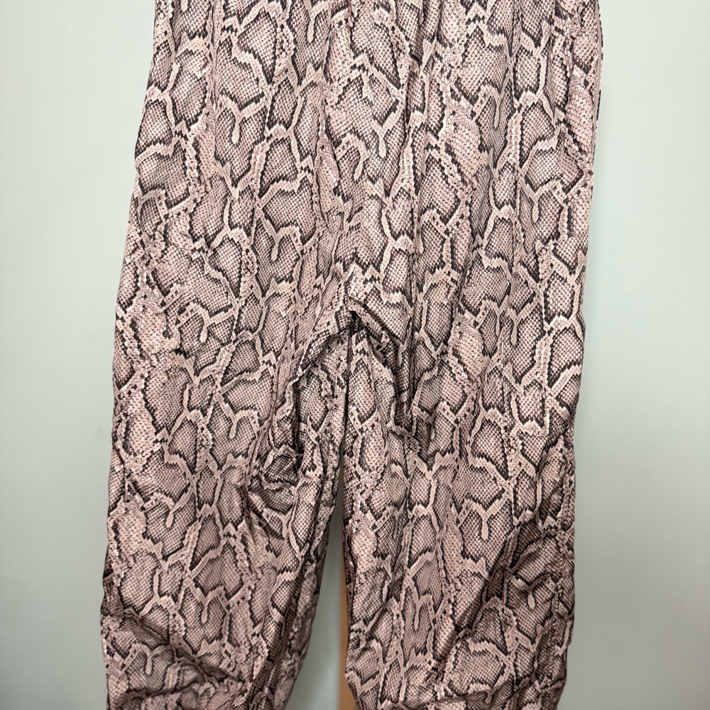 NWT Varley Black and Gray Track Pants with Bold Design - Picture 3 of 4